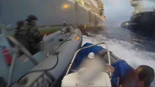 Greenpeace y la Armada se ‘enzarzan’ en las aguas de Canarias