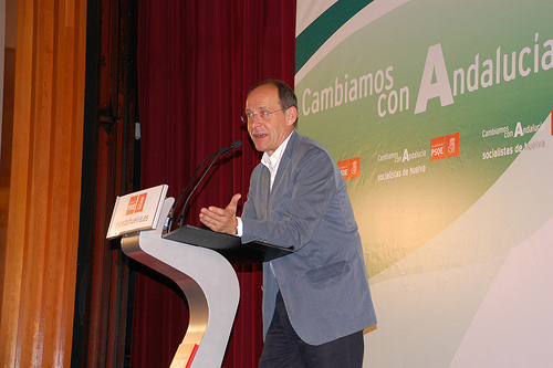 Díaz Trillo anima a "mirar al futuro" y destaca que los trabajos de los fosfoyesos van "en tiempo"