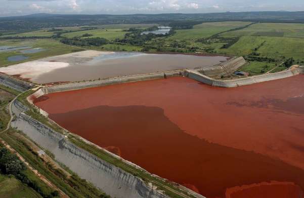 La zona del vertido de aluminio de Hungria siguen en ruinas y casi desierta