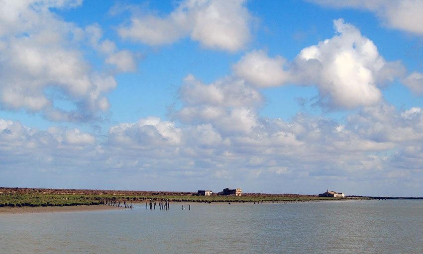 Qué pinta un monolito en el paraje denominado Laguna del Sopetón