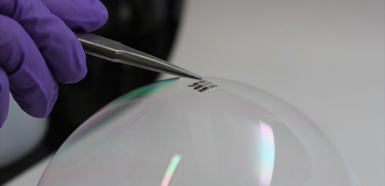 Conoce el innovador panel solar delgado y ligero creado por el MIT