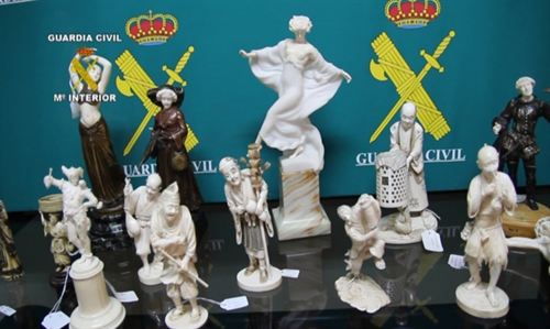 Incautadas un centenar de tallas de marfil en tiendas de antigüedades de Barcelona
