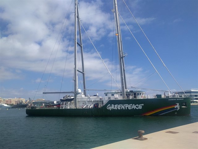 El Rainbow Warrior amarra en La Marina de Valencia para concienciar contra los vertidos de plástico en el mar