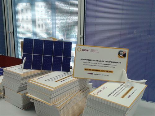 Los fotovoltaicos reparten placas solares entre los diputados y les pide que no sean ‘cómplices’ de la reforma