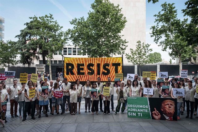 Greenpeace protesta frente a la Embajada de Estados Unidos por la salida de Trump del Acuerdo de París
