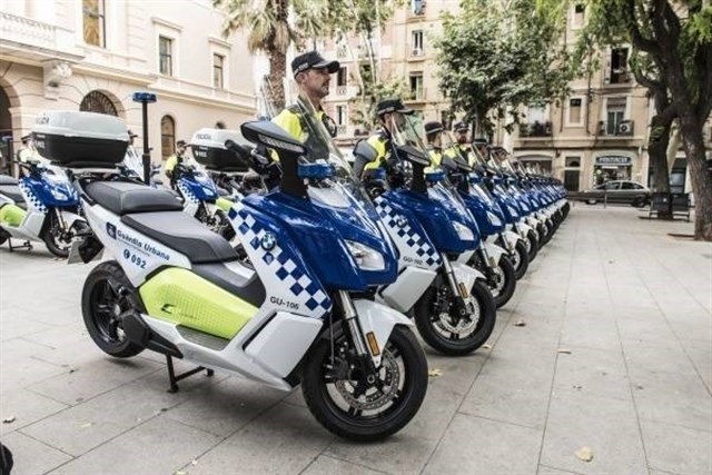 BMW Motorrad y Alphabet entregan 30 scooters eléctricos a la Guardia Urbana de Barcelona