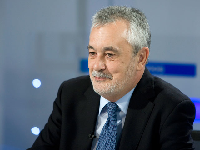 Griñán cree que la suspensión de los incentivos a las renovables es una amenaza terrible para Andalucía