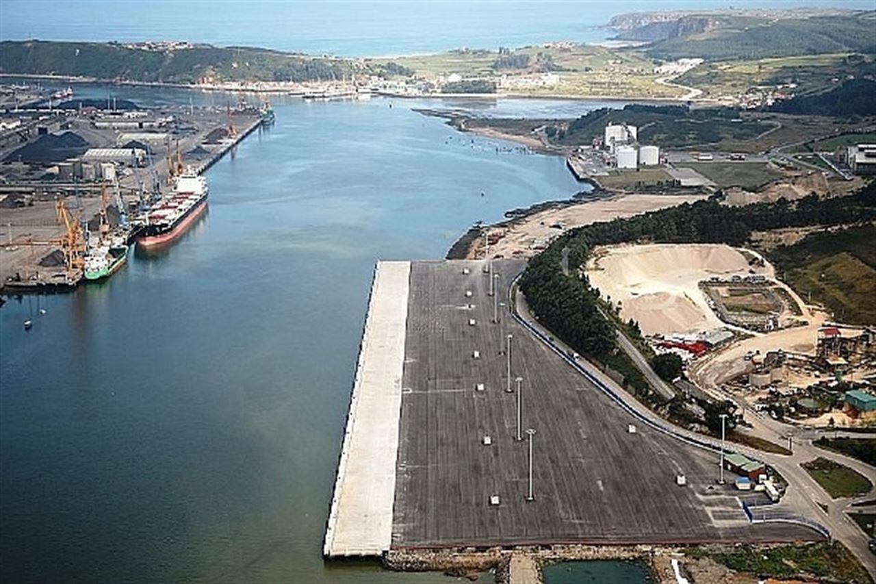 Medio Ambiente castigará con dureza a las empresas que trabajan con graneles en el Puerto de Avilés