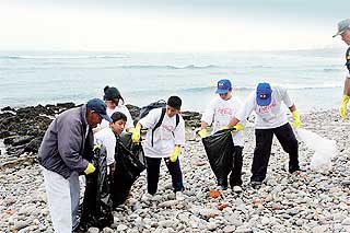 Recogen 40 toneladas de basura en playas de Perú