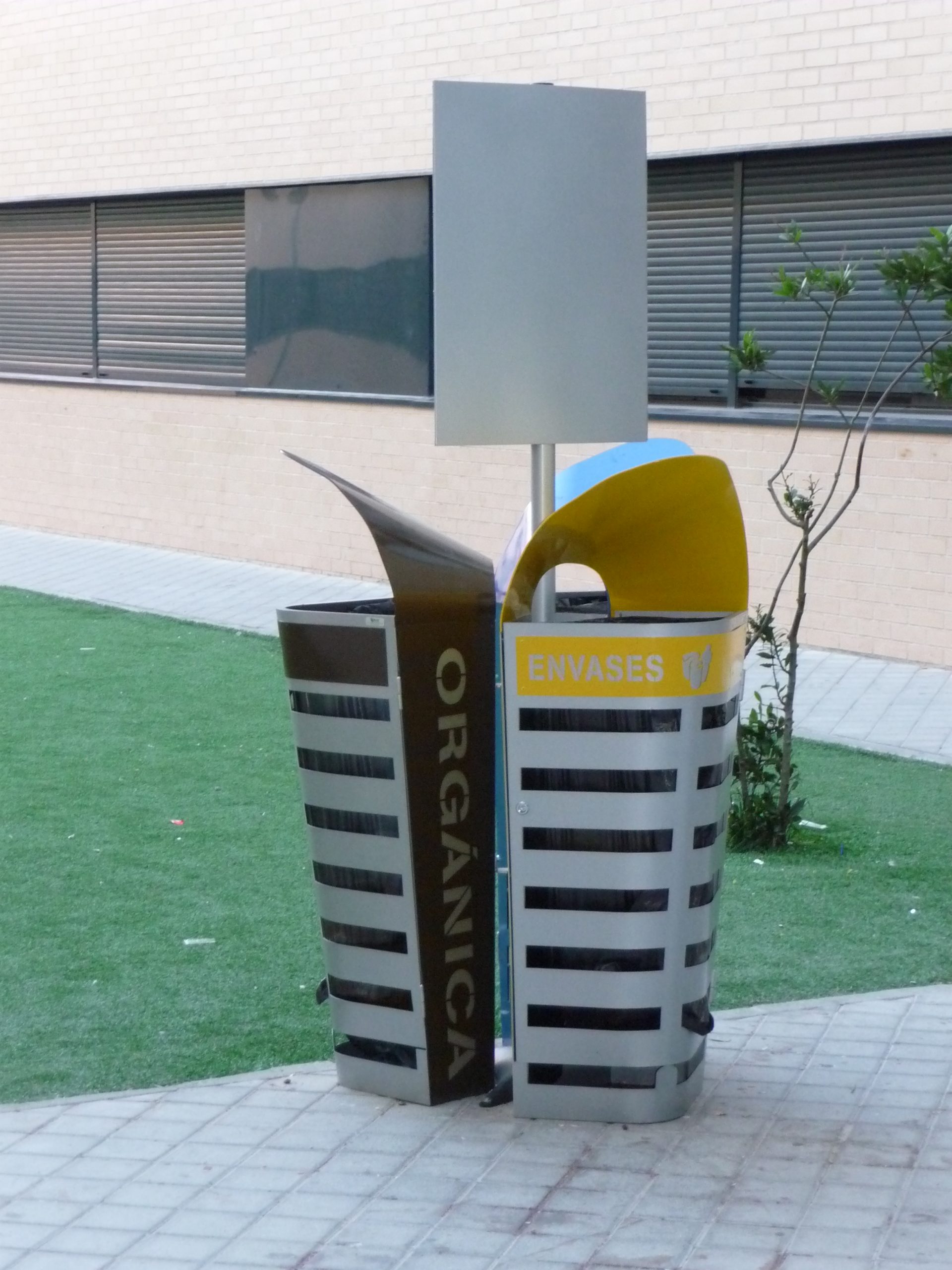 Un colegio de Madrid implanta la recogida selectiva de residuos para concienciar a sus 1.300 alumnos