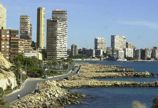 La Ley de Costas permitirá que propietarios en el litoral construyan obras de defensa para paliar la invasión del mar