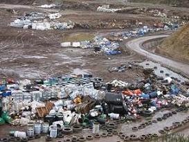 Greenpeace pone una señal de peligro en vertedero de Nerva (Huelva) para criticar la llegada de residuos ilegales