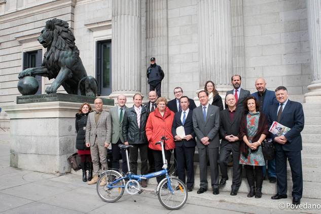 Algo se ‘mueve’ en bicicleta por el Congreso