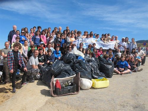 La campaña Iniciativas Oceánicas recoge 500 kilos de residuos en las playas cántabras con 400 voluntarios