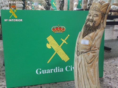 Incautadas 111 piezas de marfil tallado en Barcelona