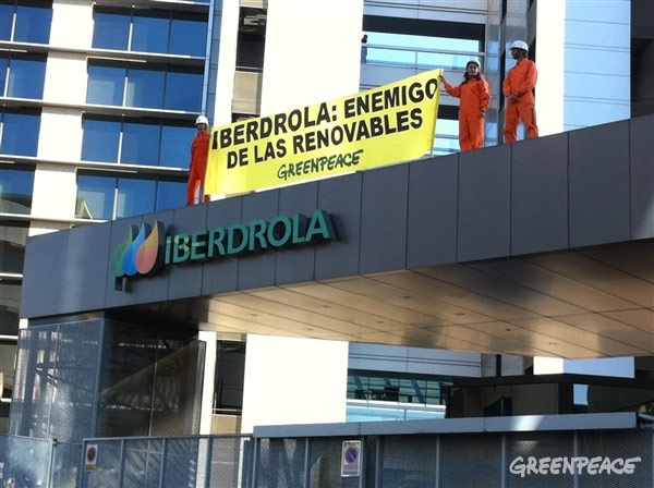 Greenpeace señala a Iberdrola como enemigo de las renovables en su propia sede