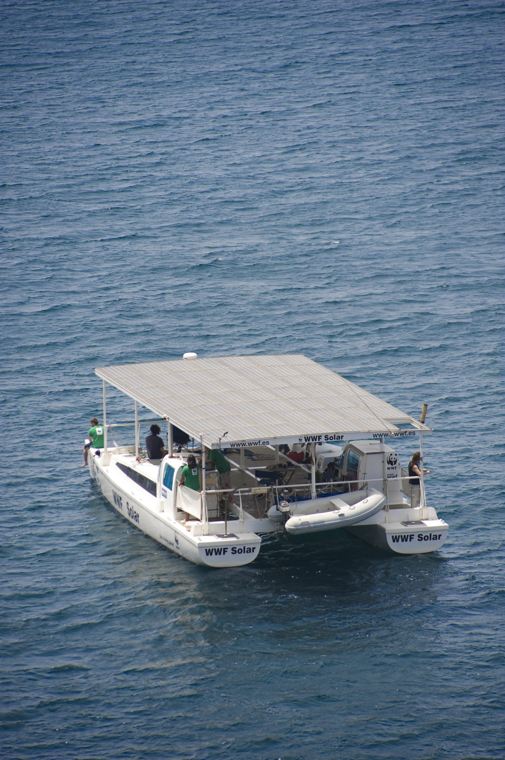 El catamarán de WWF llega a Valencia  impulsado por el sol y sin emitir CO2