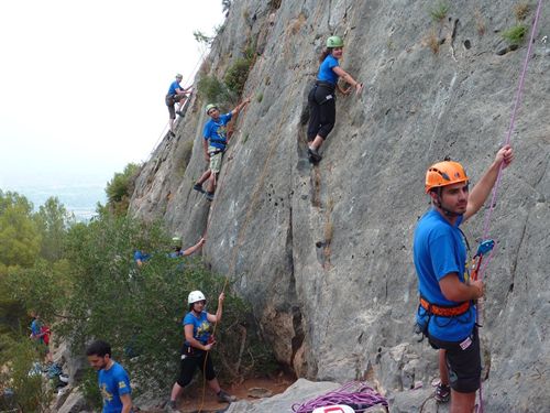 Obra Social de la CAM y el Club Grupo Vertigo limpian espacios naturales deteriorados por prácticas deportivas