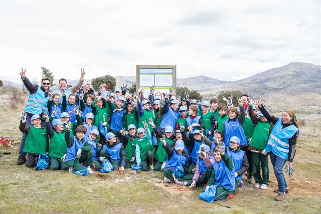 El bosque Twenergy compensa las emisiones en moto de Asia Emisiones Cero con 300 árboles en Valdemaqueda (Madrid)