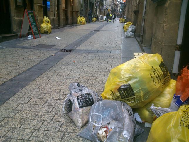 Caos en la Parte Vieja de San Sebastián con el nuevo sistema de recogida de basura