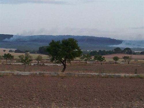 Los efectivos refrescan el perímetro del incendio de Ayora (Valencia)