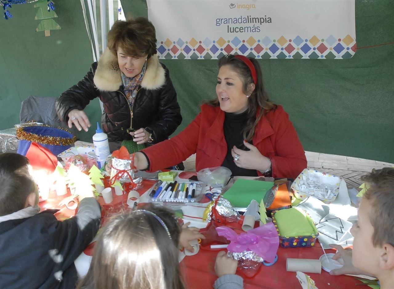Granada organiza talleres para elaborar adornos navideños con materiales reciclables