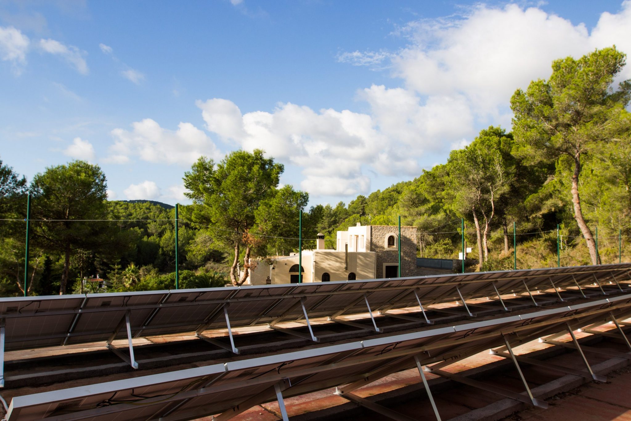 80 módulos fotovoltaicos generando electricidad gratis en Ibiza