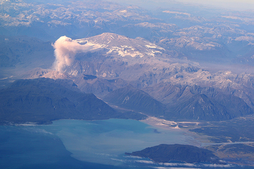 Científicos ecuatorianos e italianos monitorean iguanas rosadas en el volcán Wolf