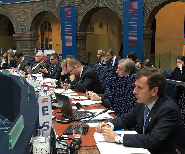 Medio Ambiente destaca la importancia de que el transporte aéreo y el marítimo alcancen acuerdos globales de reducción de emisiones