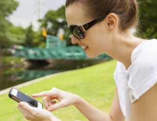 Nanogenerador capaz de cargar la batería del móvil con el sonido ambiente