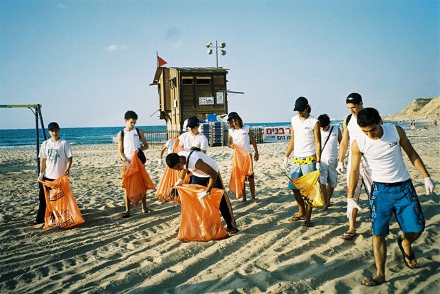 Limpiar la playa un verano de voluntariado