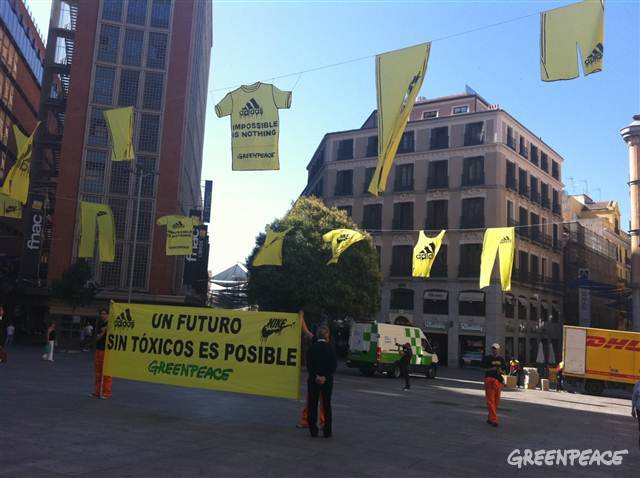 ACCIÓN/ Activistas de Greenpeace cuelgan los "trapos sucios" de Nike y Adidas en la plaza de Callao de Madrid