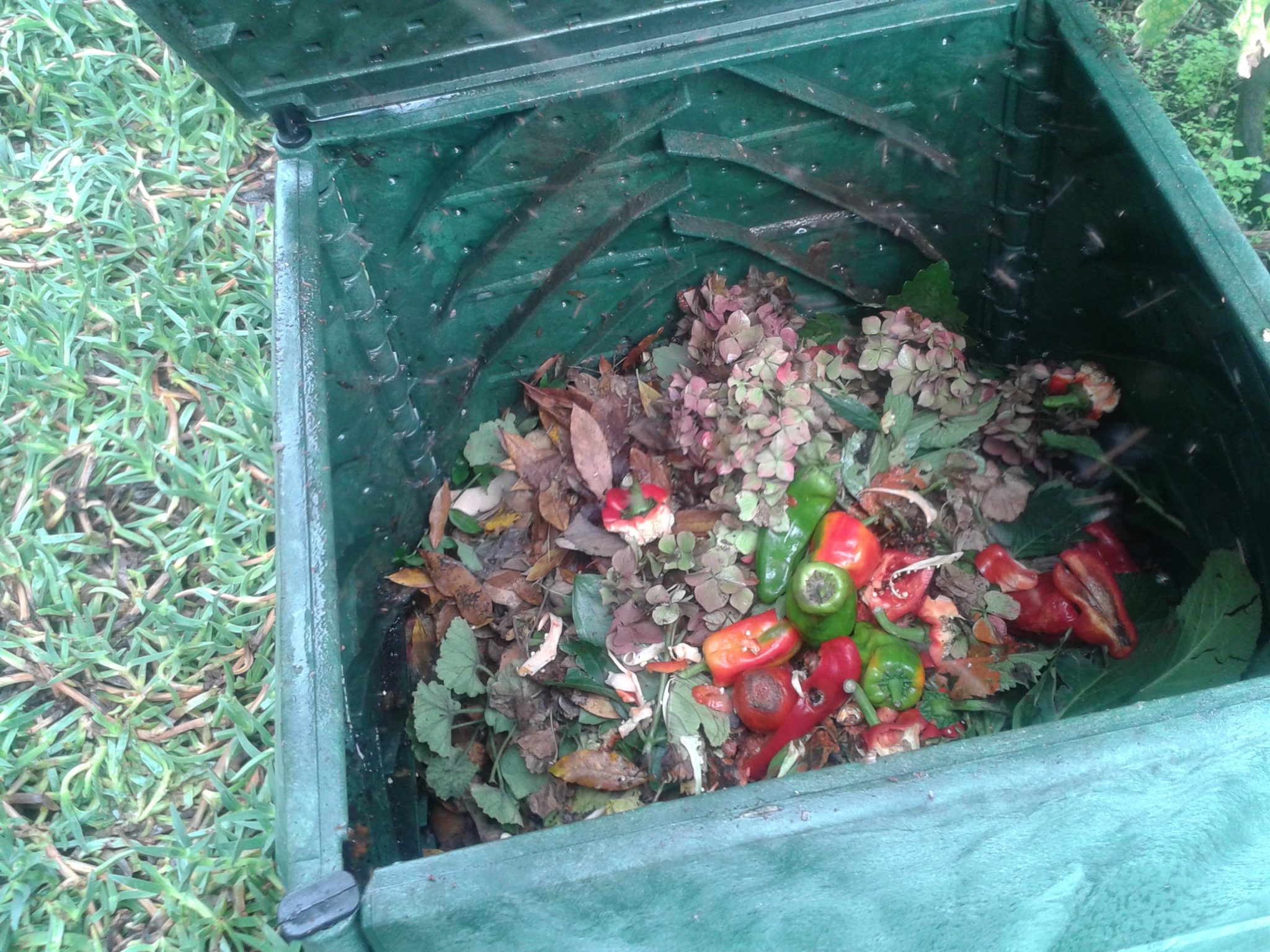 Sogama entrega 150 nuevos compostadores domésticos en los municipios de Redondela