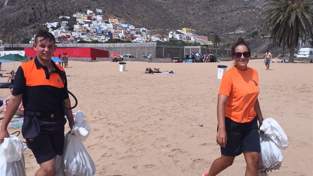 Recogen 200 kilos de basura del fondo de la playa de Las Teresitas