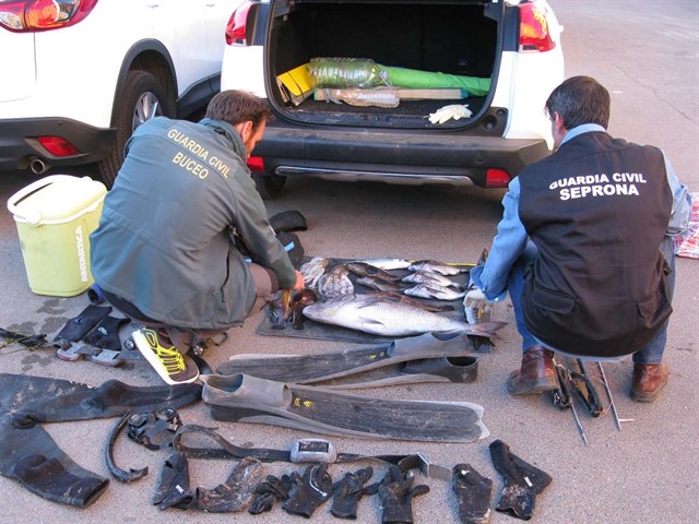 Detienen a dos vecinos de Cartagena por pesca ilegal en aguas de Cabo de Gata