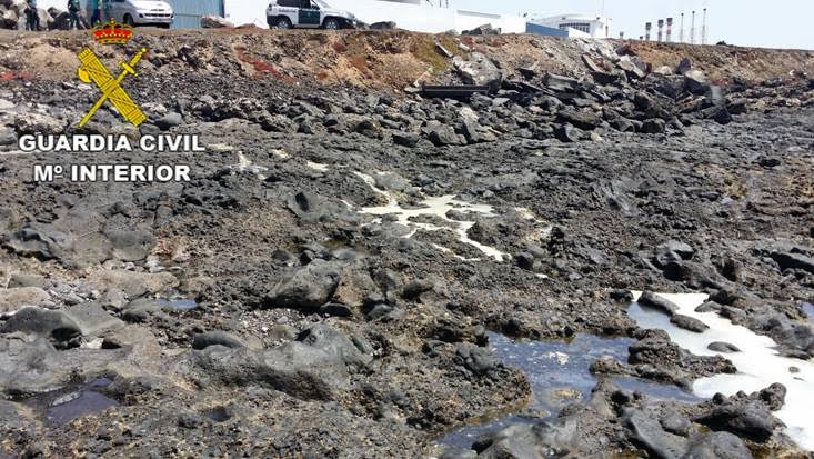 La Guardia Civil denuncia a una empresa de Lanzarote por un vertido incontrolado en el litoral de la isla