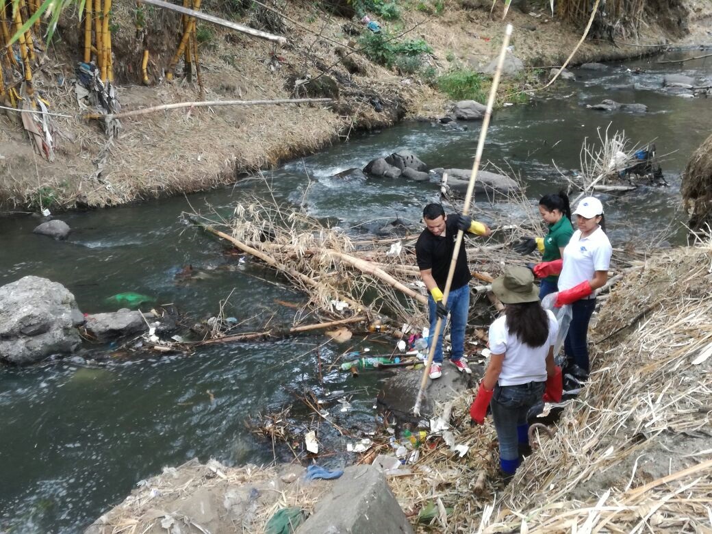 Costa Rica. Limpian el Río Torres y encuentran… hasta celulares