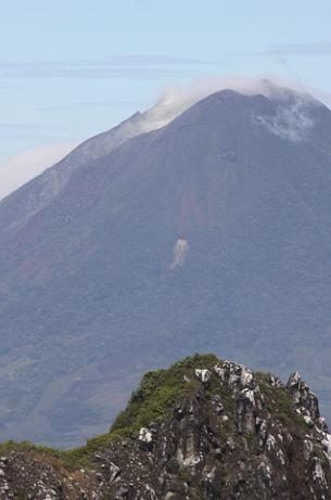 El volcán Sinabung de la isla de Sumatra entra en erupción