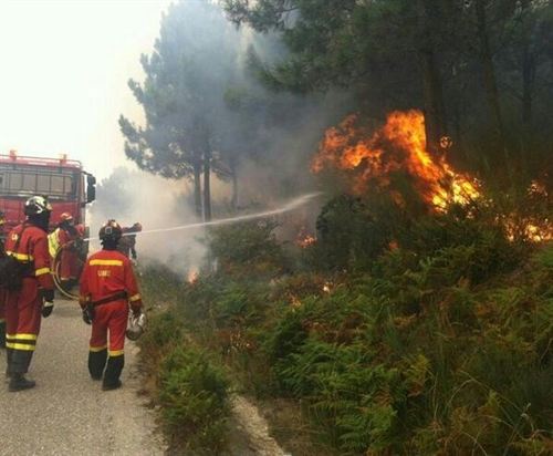 El viento favorece el avance del incendio de Oia