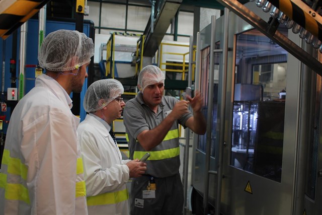 El subdelegado del Gobierno en Granada visita la planta de Aguas Lanjarón y conoce el nuevo envase 100% reciclable