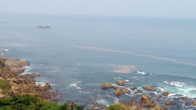 Medio Ambiente toma muestras del vertido que afecta a la costa asturiana