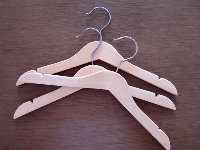 Perchas ecológicas a partir de materiales reutilizables