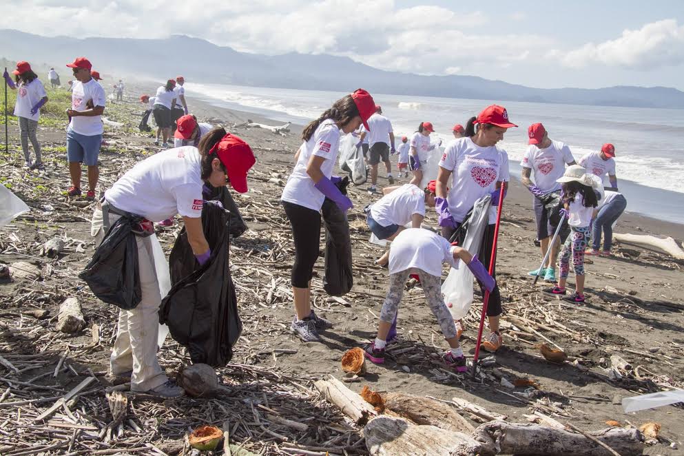 Jornada de recolección de basura en la playa Guacalillo