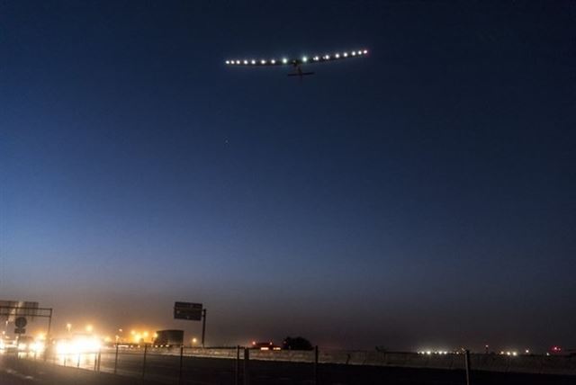 El avión Solar Impulse II despega en Sevilla rumbo a El Cairo