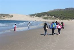 Escolares andaluces recorrerán durante el mes de marzo varias playas para conocer su situación ambiental