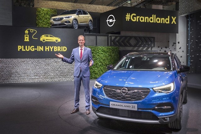 Opel presenta en Frankfurt su primer híbrido enchufable