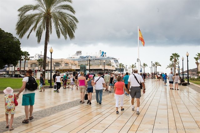 Ecologistas denuncia niveles de contaminación en los cruceros y reclama una regulación "obligatoria" para el sector