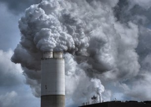 El Gobierno aprueba el reglamento de emisiones industriales que reduce el plazo de la autorización ambiental