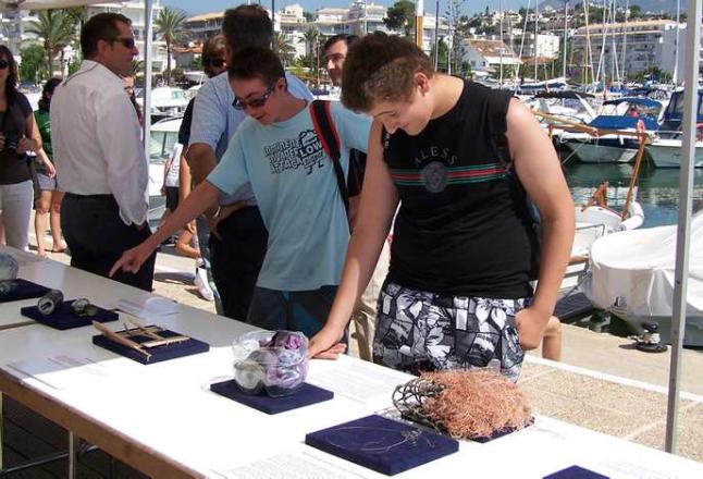 El Club Náutico Altea muestra los residuos encontrados en el Parque natural Sierra Helada