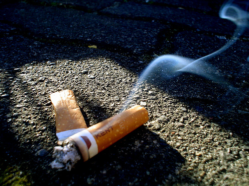 Reparten más de 10.000 ceniceros de bolsillo en la capital para evitar el arrojo de colillas a la vía pública